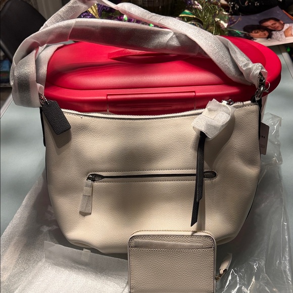 Coach Cream Leather Crossbody Bag and Wallet Set BRAND NEW - Picture 2 of 3